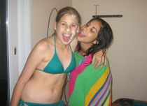 Naked at a party sorgusuna